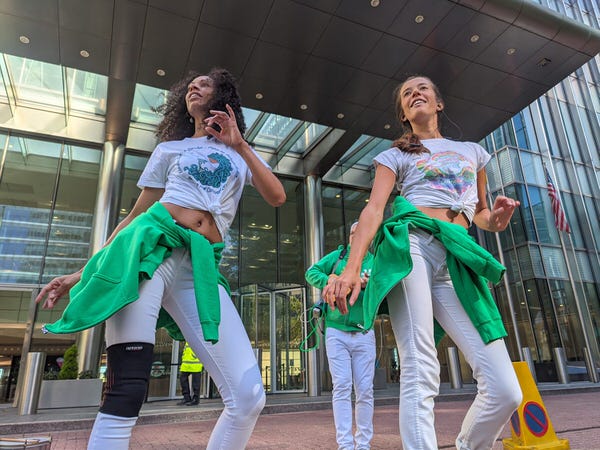 London School of Samba Dancers at the London Marathon 2021