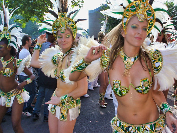 London School of Samba at Notting Hill Carnival 2007 - photo of the Ala Passista dancing at Carnival