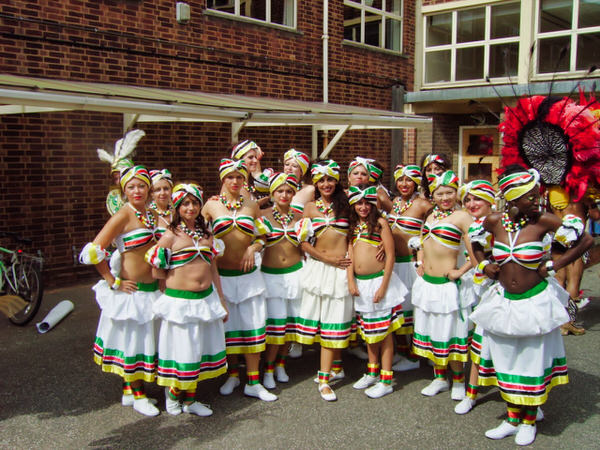 Ala Calypso London School of Samba - Notting Hill Carnival 2007 - photo of all-female choreographed Ala