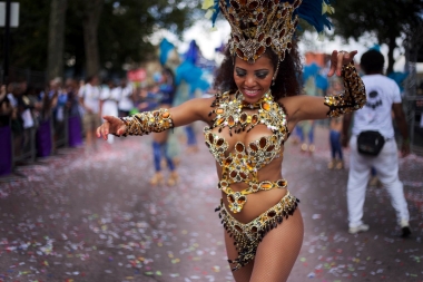 LSS Notting Hill Carnival 2016 - Samba dancer in pretty gold jewelled outfit - Copyright Tristan Daws