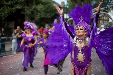 LSS Notting Hill Carnival 2016 - Samba dancer in purple - Copyright Tristan Daws