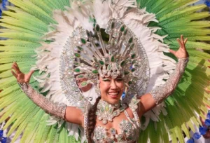 Carnival 2024 - Queen of bateria - Samba woman with green and white feathers - Copyright AidenCK